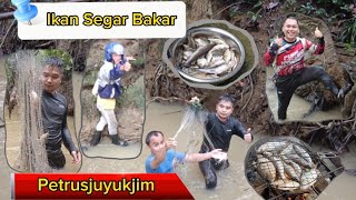 Ikan segar sungai air tawar hasil jaring langsung dibakar..