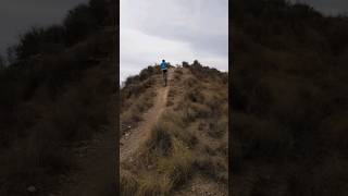 Entrenamiento básico de paso de badenes grandes en ciclismo de montaña