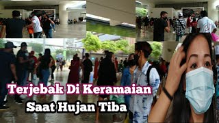 Berteduh sejenak saat hujan tiba di keramaian ibu kota singapore#tkwsingapore