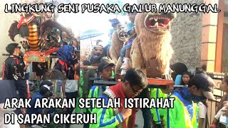 Arak arakan setelah istirahat seni reak kuda lumping Pusaka Galur Manunggal di cikeruh RW. 14