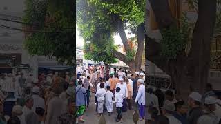 Suasana Jum'at Legi di area Masjid Sunan Ampel Surabaya