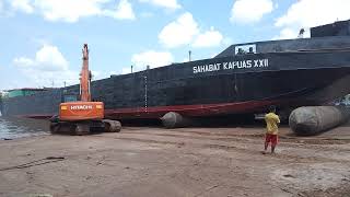 proses penurunan tongkang/ponton dari darat/docking ke air