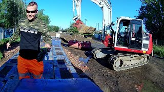 TAKEUCHI TB2150 - side unloading from a truck/loading soil and gravel