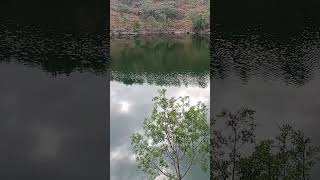 Verde y fresco día de verano en Buitrago del Lozoya, Sierra Norte, Madrid, España. Al lado del río.