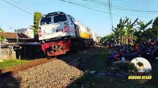 Kedatangan Dan Keberangkatan Kereta Api Sore Hari Di Stasiun Tulungagung