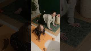 Yoga matin : Quand ma fille s'invite  #yogaenfants #bienetreenfant