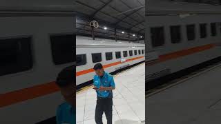 Kereta Api Pemberangkatan Dini Hari #keretaapiindonesia #railfan #railfansindonesia