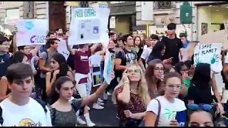 Global Climate Strike, il corteo passa a Via Nazionale, Roma