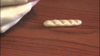 DIY Polymer clay: miniature baguette.