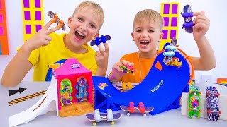 Влад и Ники играют с мини скейтами и игровыми наборами Hot Wheels