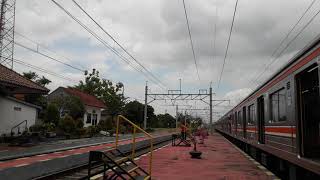 KA Argo Wilis ngebut nyusul KRL di Stasiun Brambanan