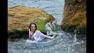 wetlook girl in wet clothes