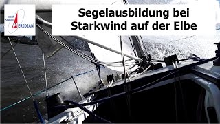 Segelausbildung bei Starkwind auf der Elbe