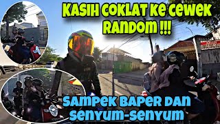 KASIH COKLAT KE CEWEK RANDOM - KAKAK NYA SAMPEK BAPER DAN SENYUM-SENYUM !!!