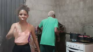 Sofia e o cabeça branca preparando o almoço