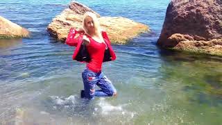 wetlook girl gets wet in clothes in the ocean