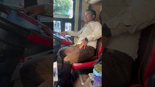 Banyak jajan di dalam ruang driver bus double decker