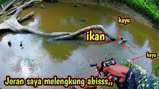 Mancing ikan di sungai yang belum terjamah