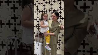 Mahira khan met a cute little fan at airport #mahirakhan #shorts #updatesbyzoya