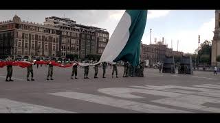 Arriamiento de Bandera en el zócalo