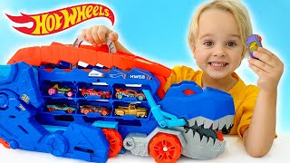 Крис играет с игрушечными машинками и спасает город Hot Wheels