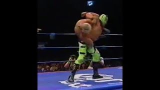 ÚLTIMO GUERRERO DESTRONA AL CAMPEÓN SHOCKER CON SU PROPIA LLAVE DICIEMBRE 2002