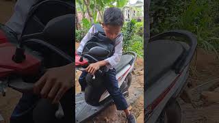 motor engkreg mmuatan kayu bakar