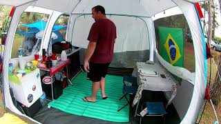 Cozinha de camping montada na Base L da Quechua