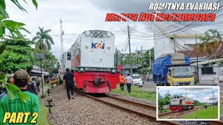 Proses Evakuasi Kereta Api Kertanegara Mogok Di Tengah Palang Pintu Menuju Stasiun