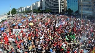 Manifestantes fazem 'baile funk' contra o impeachment em Copacabana