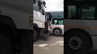 Frontale tra camion e bus della Tua...