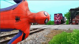 Người Nhện Dừng Lại Nhìn Đoàn Tàu Hỏa Chở Khách | Spiderman And Train