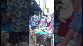 OOTD Juragan Milenial saat Jualan Ikan di Pasar