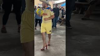 Persona bailando con un ritmo en zapatillas!! 🕺🪩