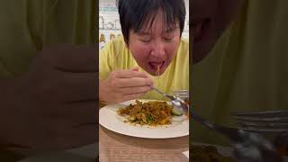 menikmati bihun goreng solaria