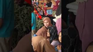 cewek ini tersenyum manis saat tau dia di video