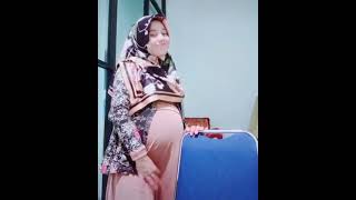 Bumil hijab cantik elus perut 🤰