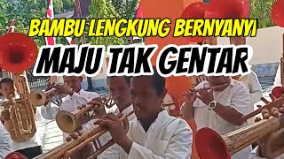 Bambu Lengkung Menyanyikan Lagu Maju Tak Gentar