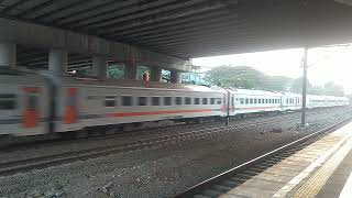 KERETA API SINGASARI  MELINTAS STASIUN KLENDER .