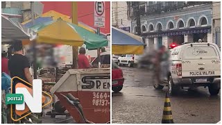 Homem aparentemente transtornado sobe despido em viatura da polícia no Centro de Manaus