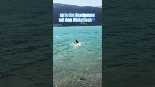 Baden im Reschensee mit dem Wickelfisch bei traumhaftem Wetter