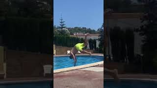 Salto in den Pool