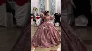 Цыганская свадьба Нелли и Арсен невеста красива танцует 💃 😍🥰