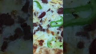 Pizza en survole # 812 de la merguez bœuf oignons piment vert œuf