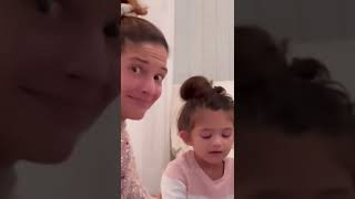 La pequeña Alessandra, hija de Natalia Jiménez demostrando el vozarrón que heredó de su mami