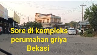 suasana sore di tengah kompleks perumahan