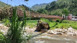 Cruzando el puente colgante  de la Cita en Tapartò Andes Antioquia