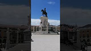 Do Arco da Rua Augusta ao Cais das Colunas junto ao Rio Tejo, a bela Praça do Comércio.